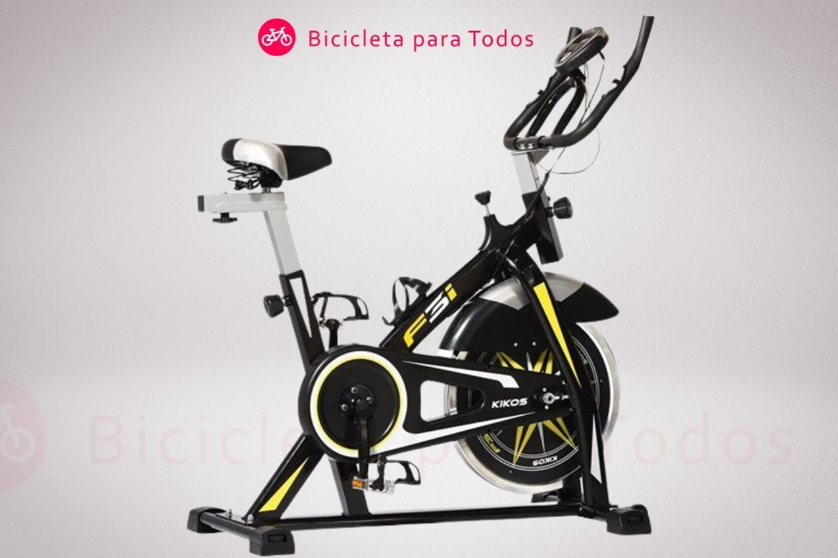 Bicicleta Spinning Kikos F3i com fundo cinza e logo do Bicicleta Para Todos